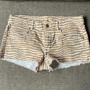 Michael Kors Demin Shorts. 5 pocket jean with frayed hem. Very cute. Size 2.